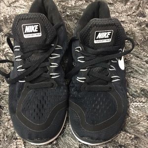 Nike flex 2017 black and white sneakers